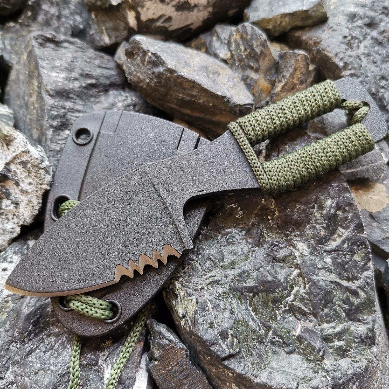 Survivor's Necklace Knife – Stainless Steel Paracord Multi-Tool - Necklace knife Readi Gear